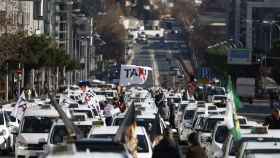 Miles de taxistas marchan en Madrid contra la uberización del nuevo reglamento de Ayuso