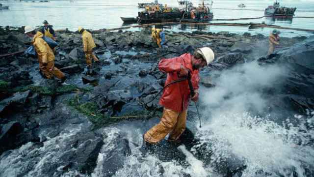 Imagen del desastre causado por el petrolero Exxon Valdez en las costas de Alaska en 1989