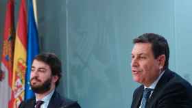 El vicepresidente de la Junta de Castilla y León, Juan García-Gallardo, y el consejero de Economía y Hacienda y portavoz, Carlos Fernández Carriedo, comparecen en rueda de prensa posterior al Consejo de Gobierno.