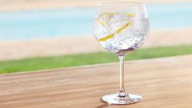 Un gin tonic junto a la piscina.