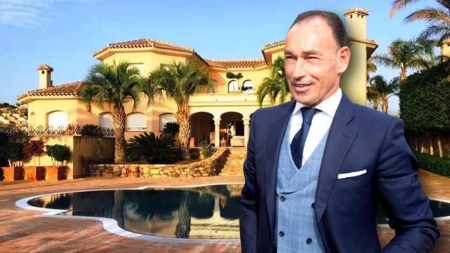 Pepín Liria con su casa de Murcia al fondo en un montaje de El Español.