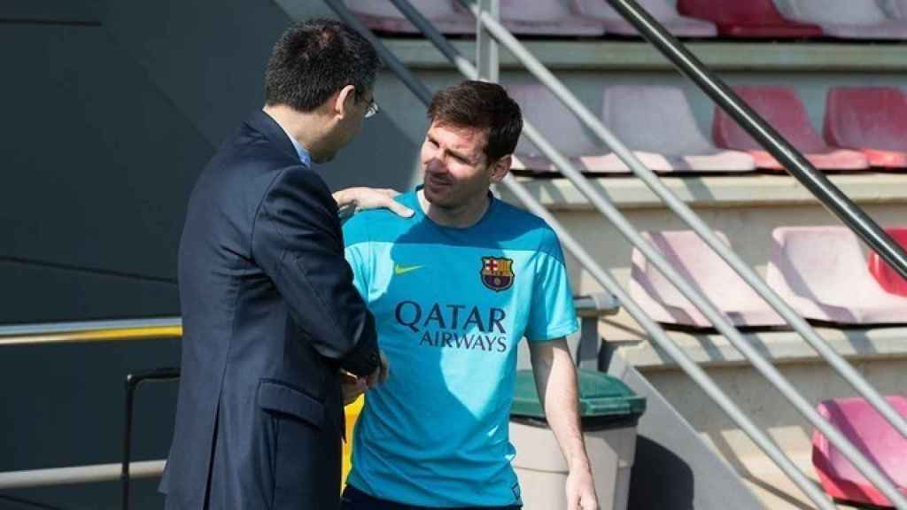 Josep María Bartomeu y Leo Messi antes de un entrenamiento del Barça