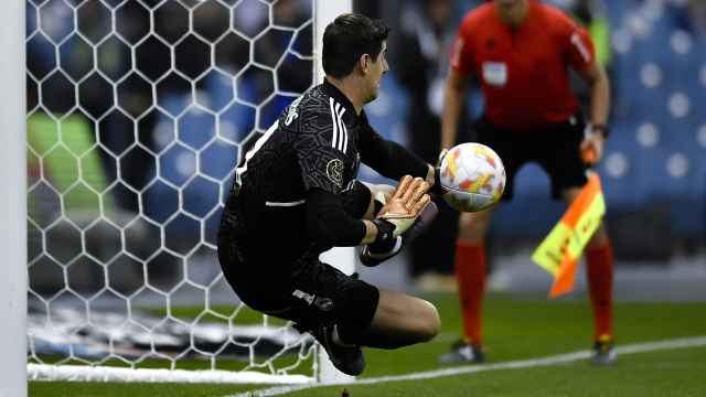 Thibaut Courtois detiene el penalti de Gayá en la Supercopa de España