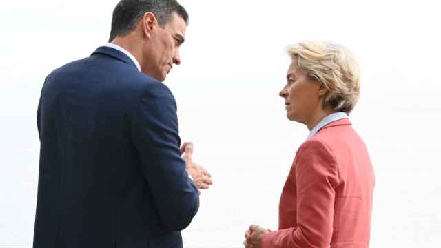 Pedro Sánchez conversa con Ursula von der Leyen durante la cumbre euromediterránea de Alicante en diciembre