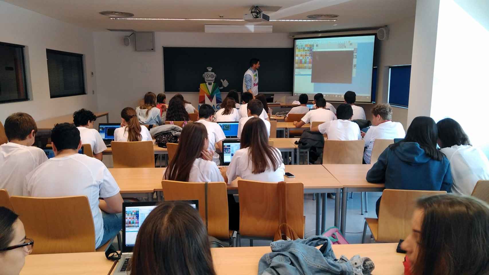 Imagen de archivo de uno de los talleres de programación en colegios de MálagaByte.