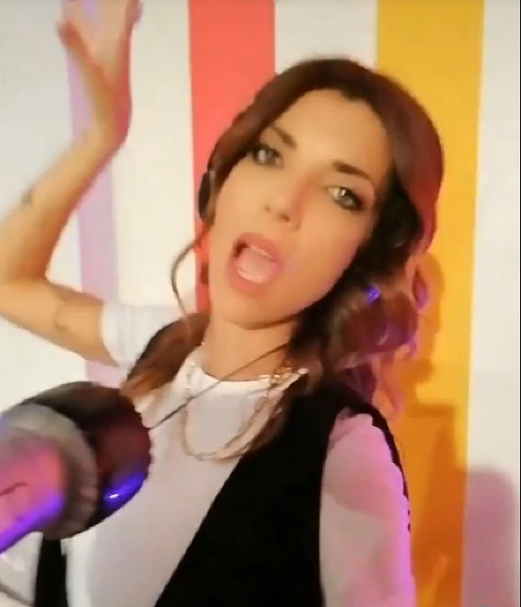 Gloria Santoro se convierte en Shakira y se atreve a parodiar su nueva y polémica canción