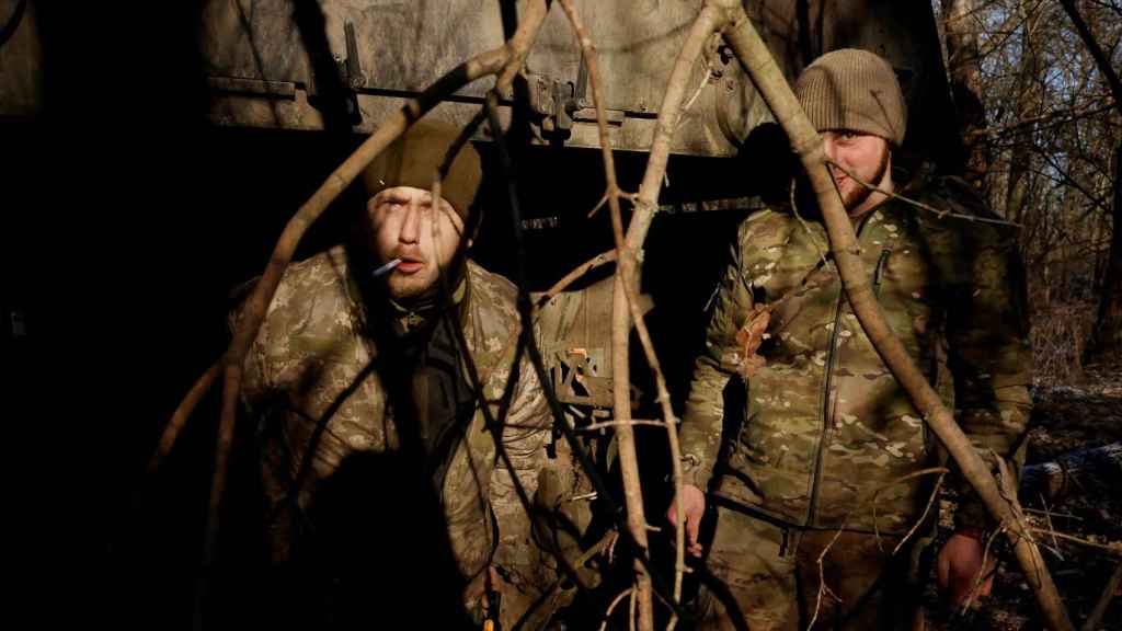 El militar ucraniano Hryhorii, de 42 años, de la 43.ª Brigada de Artillería Pesada emerge de un obús alemán Panzerhaubitze 2000, mientras continúa el ataque de Rusia contra Ucrania, cerca de Soledar.