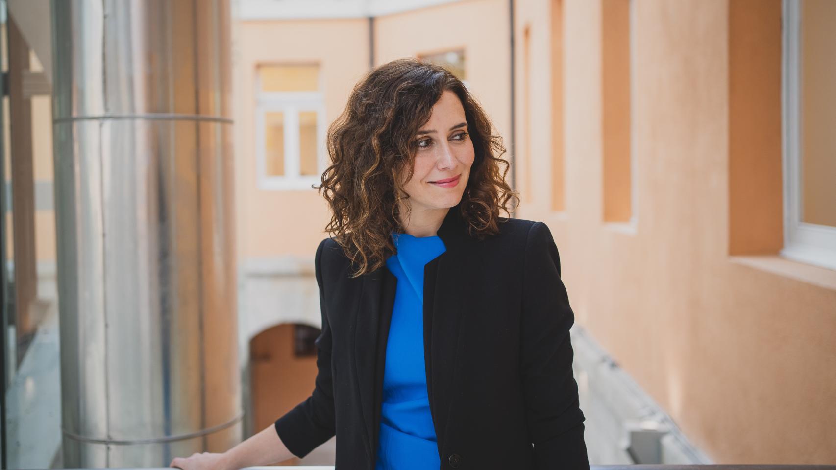 Isabel Díaz Ayuso en el claustro del Palacio de la Real Casa de Correos.