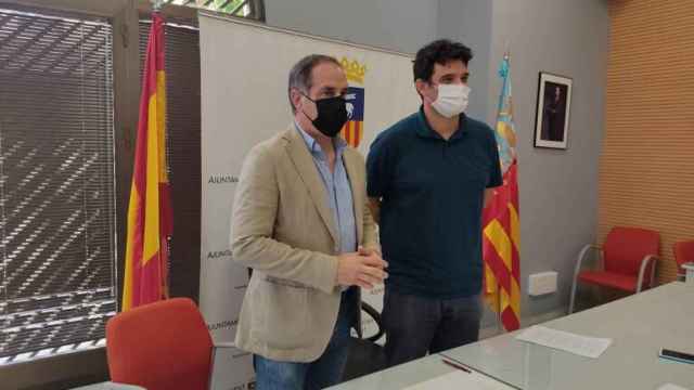 El alcalde Santiago Román (Cs) con el anterior primer edil Jaime Alberto, del PSPV-PSOE.
