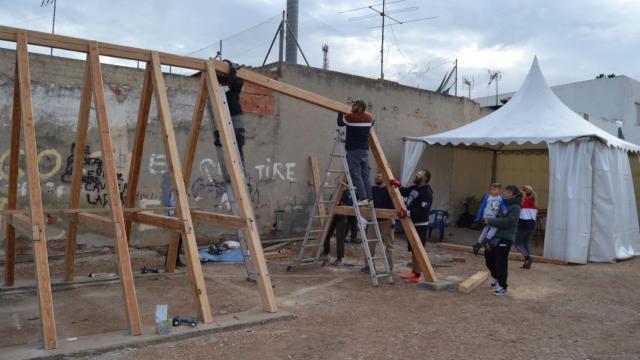 Vecinos y vecinas trabajan conjuntamente con la ONG para mejorar su barrio.