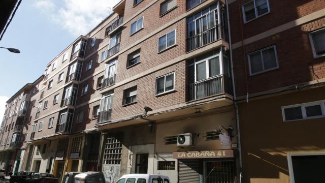 Bloque de edificios desde donde se ha precipitado un hombre en Zamora