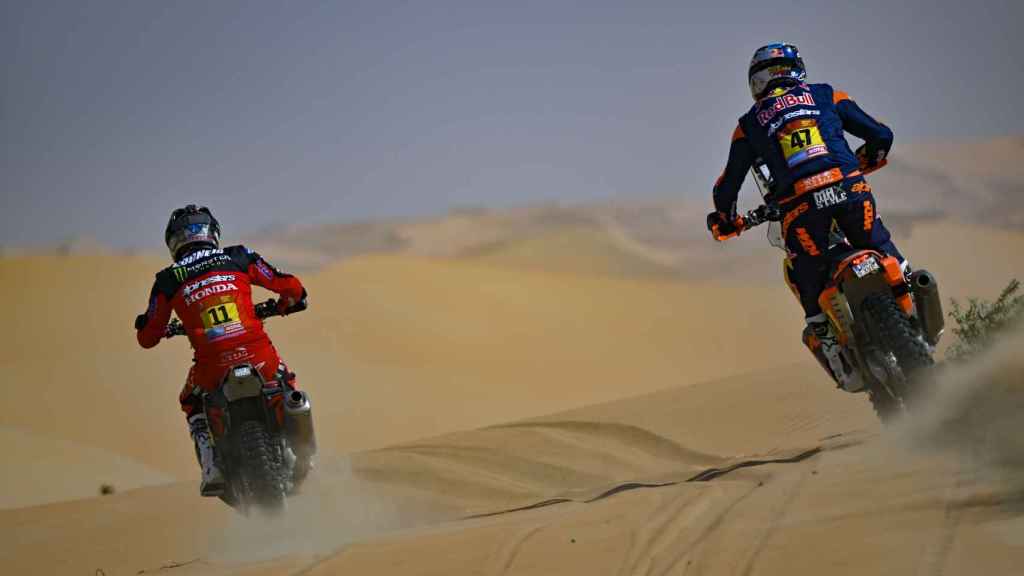 Nacho Cornejo y Kevin Benavides pelean por la posición en una etapa del Rally Dakar 2023