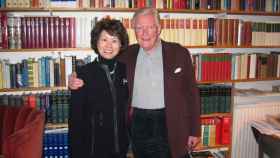 El historiador y periodista Paul Johnson, en una foto con la política estadounidense Elaine Chao. Foto: National Archives