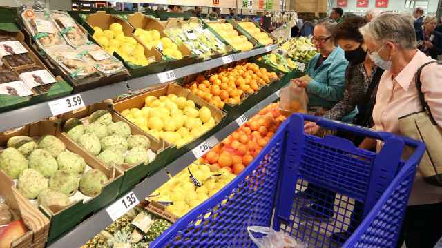 Varias personas compran en un supermercado de Toledo.