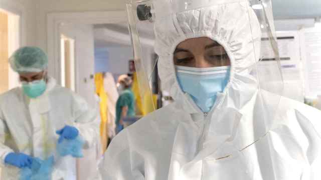 Una sanitaria de Castilla-La Mancha, preparada para atender a pacientes con COVID-19 durante los peores momentos de la pandemia.