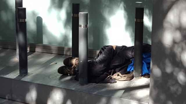 Una persona durmiendo en la calle, en Barcelona.