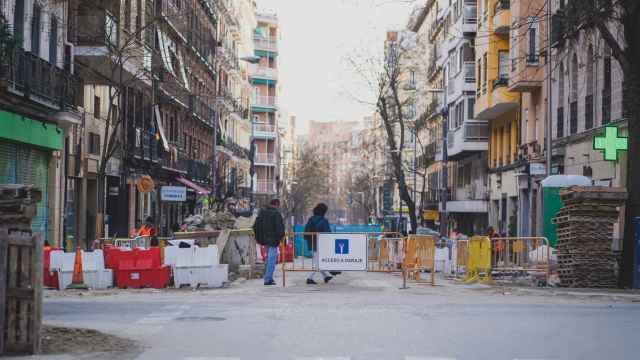 Vista de la calle de Ponzano, en Chamberí, cortada al tráfico por las obras en las aceras.