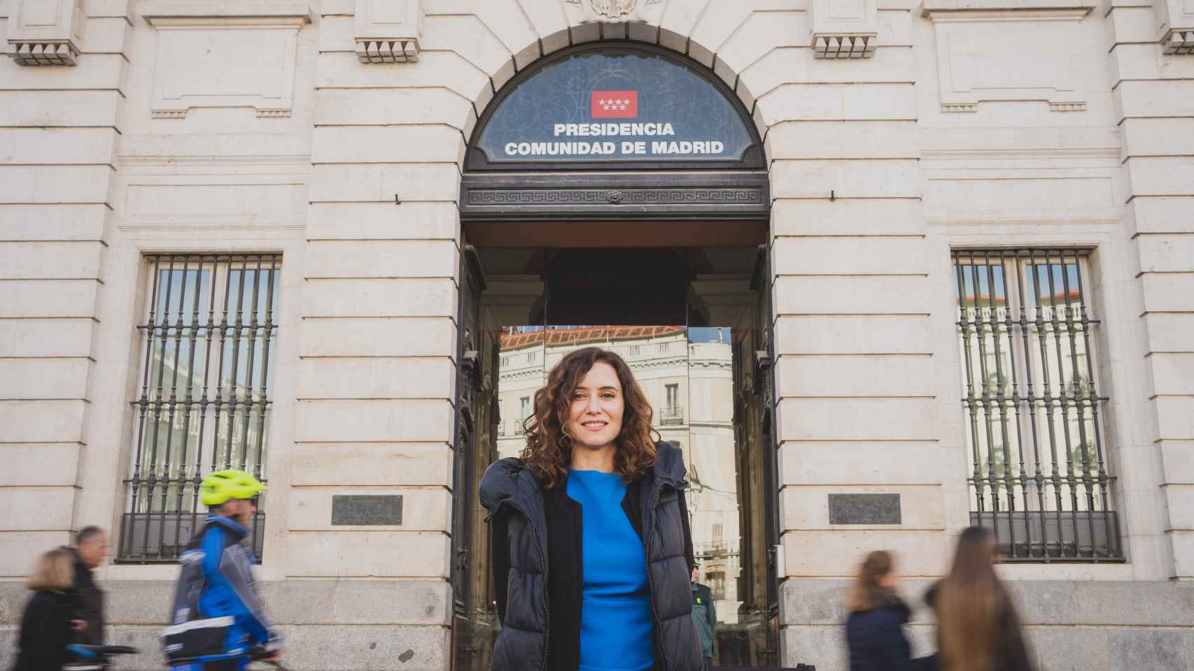 Isabel Díaz Ayuso frente a la sede del Gobierno de la Comunidad de Madrid en la Puerta del Sol.