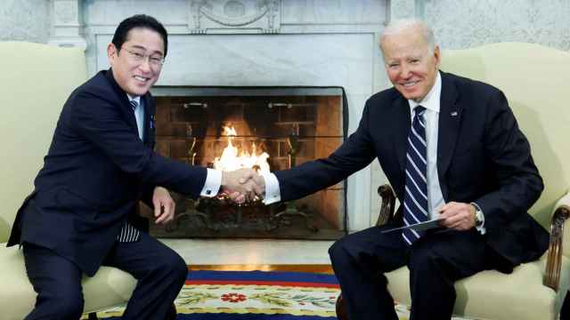 El presidente de los Estados Unidos, Biden , recibe al primer ministro japonés, Kishida , en la Casa Blanca en Washington..