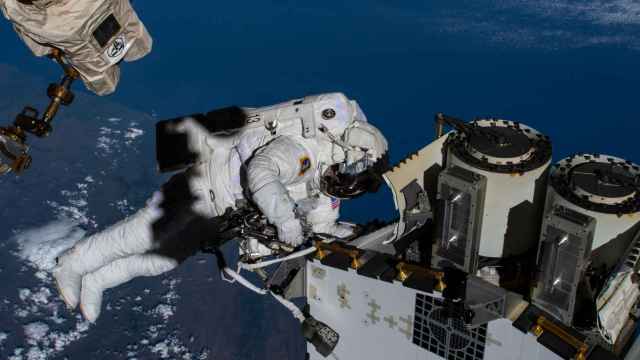 El astronauta John Cassada trabajando en el exterior de la Estación Espacial Internacional