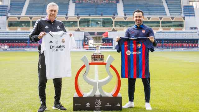 Carlo Ancelotti y Xavi Hernández, en la víspera de la final de la Supercopa de España
