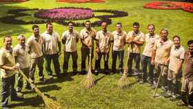 El equipo de jardineros cuida un jardín con 241 años de historia.