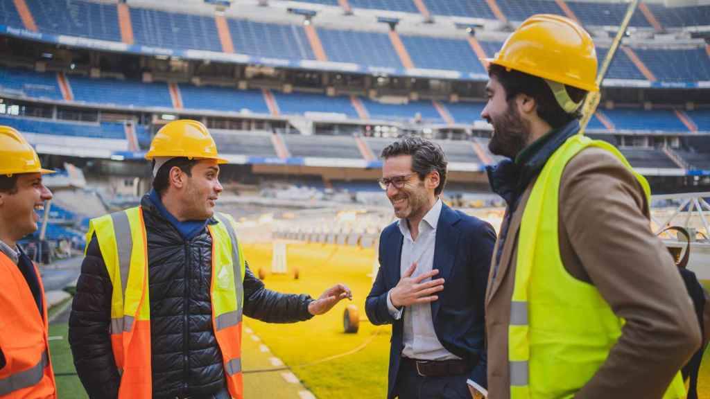 El político vasco conversa con el jefe de Deportes de EL ESPAÑOL, Jorge Calabrés, y Daniel Ramírez.