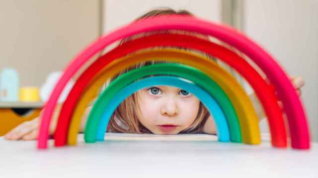 Imagen de archivo de una niña con un arcoíris.
