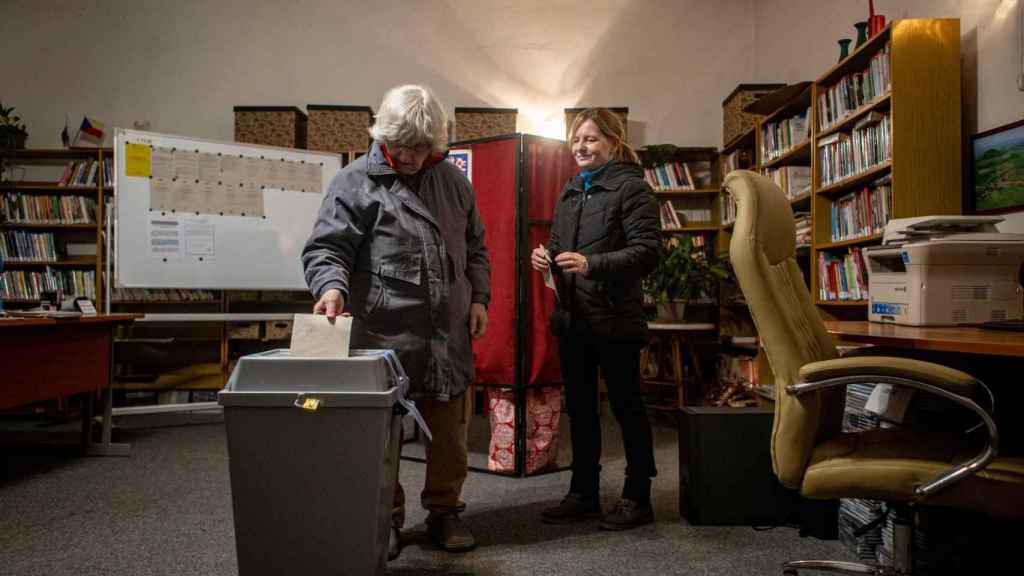 Dos mujeres votan en la ciudad de Ledcica para las elecciones en República Checa.