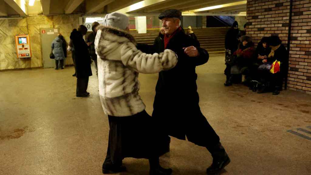 Ciudadanos de Kiev en el metro de la ciudad