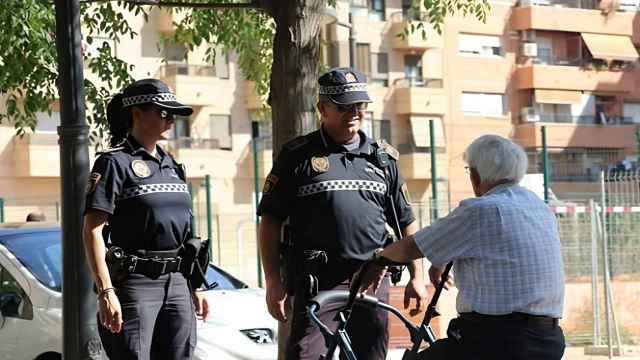 El joven de 22 años fue detenidos después de que se negara a abandonar la casa de sus abuelos y resistirse a la policía, en la imagen unos agentes del cuerpo local de Valencia.