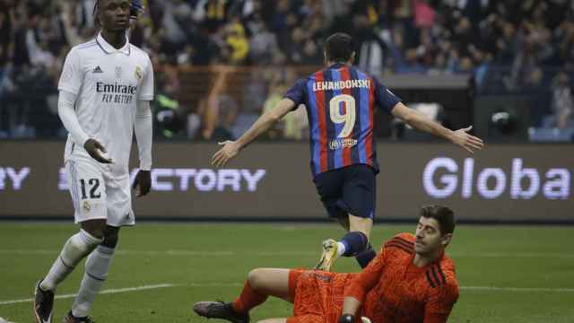 Lewandowski celebra el segundo gol del Barcelona ante el lamento de Courtois y de Camavinga.
