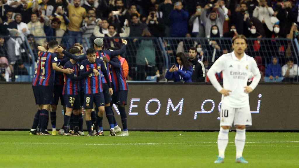 Modric se lamenta ante el segundo gol del Barça.