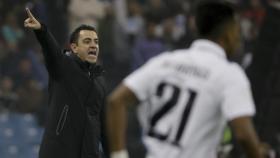 Xavi Hernández, da instrucciones ante Rodrygo, del Real Madrid.