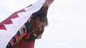 Nasser Al-Attiyah, con la bandera de Qatar tras ganar su quinto Rally Dakar