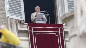 El Papa Francisco durante el rezo del ángelus en la plaza San Pedro del Vaticano.