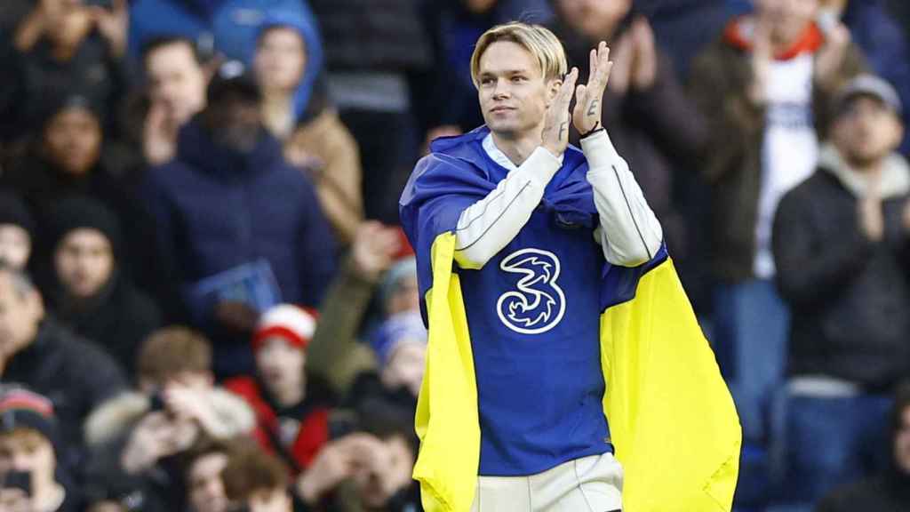 Mudryk, saludando a la afición del Chelsea con la bandera de Ucrania.