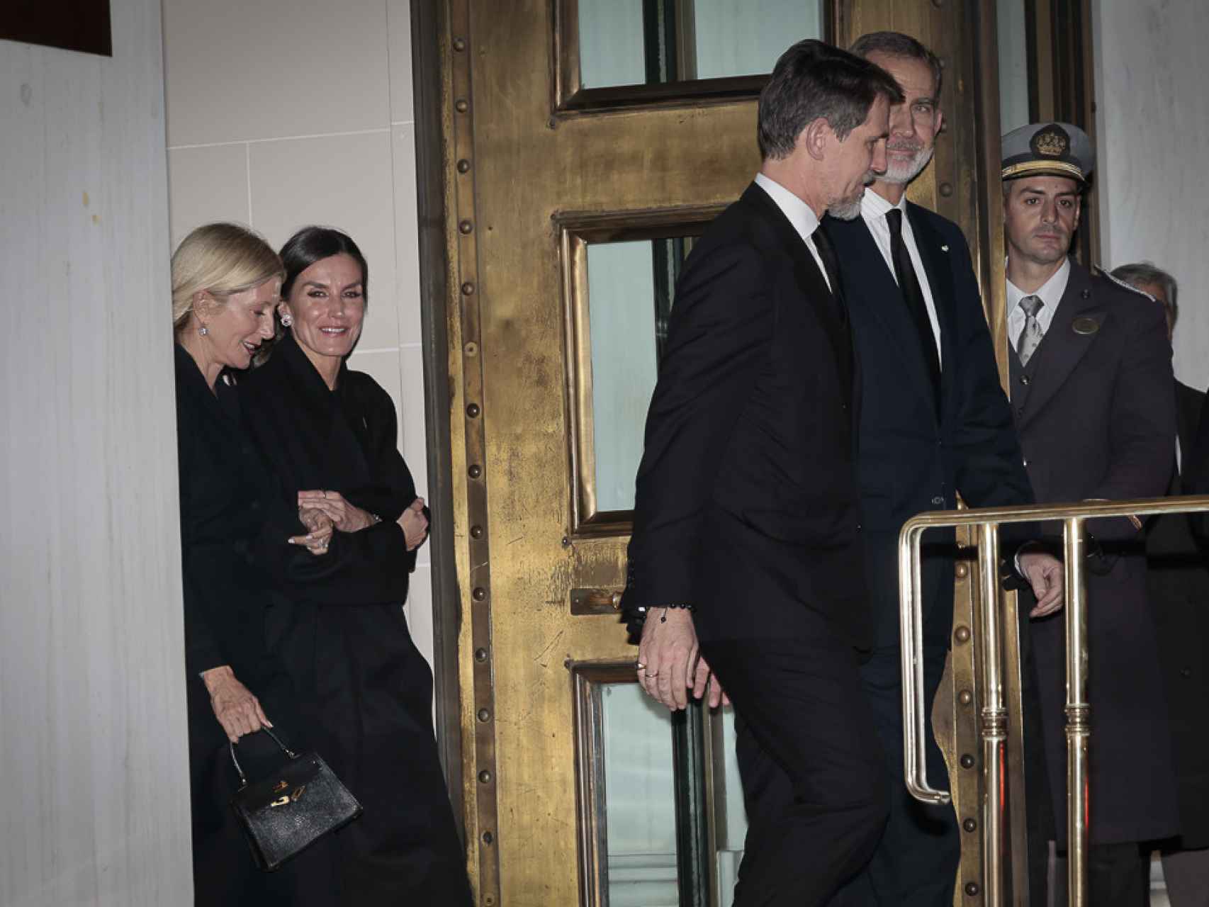 Pablo de Grecia, Felipe VI, Marie-Chantal y Letizia a la salida del restaurante donde cenaron el domingo en Atenas.