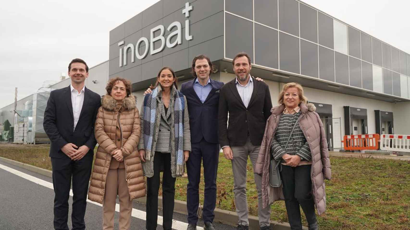 La ministra de Industria, Reyes Maroto; junto al alcalde de Valladolid, Óscar Puente y los directivos de Inobat, en Eslovaquia el pasado mes de enero