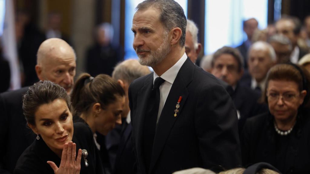 Letizia saludó a sus sobrinos desde la distancia lanzándoles un beso.