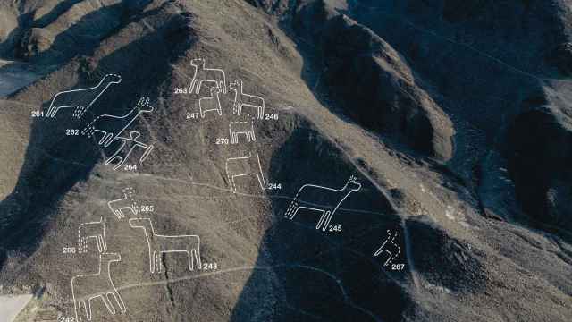 Vista aérea de un grupo de figuras pertenecientes a las líneas de Nazca, al sur de Lima. Foto: Universidad Yamagata / Efe