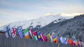 Banderas de varios países en el exterior del centro de convenciones de Davos (Suiza) donde se celebra la reunión del Foro Económico Mundial.