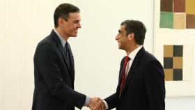 El presidente del Gobierno, Pedro Sánchez, y el consejero delegado de GlobalLogic, Nitesh Banga.