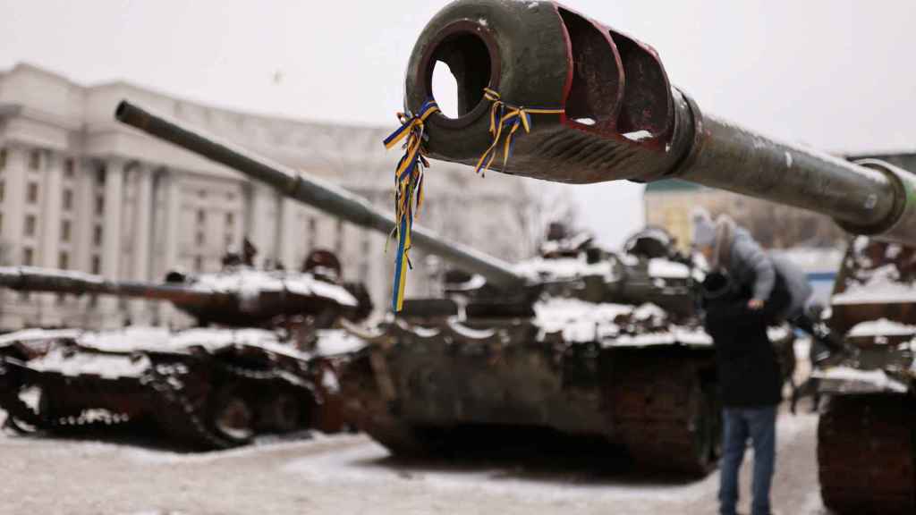Tanques rusos abatidos por Ucrania se exhiben en el centro de Kiev.