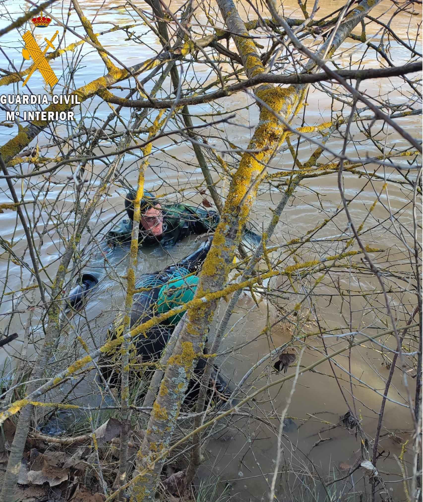 La Guardia Civil buscando en el río el cadáver de la desaparecida