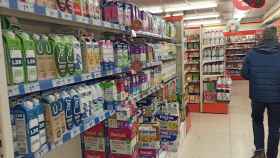 Lineal de leche en un supermercado.