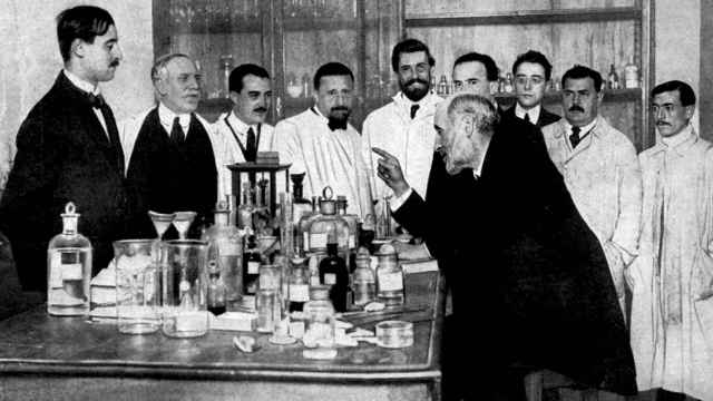 Imagen de Ramón y Cajal y algunos de sus discípulos en el Laboratorio de Investigaciones Biológicas.
