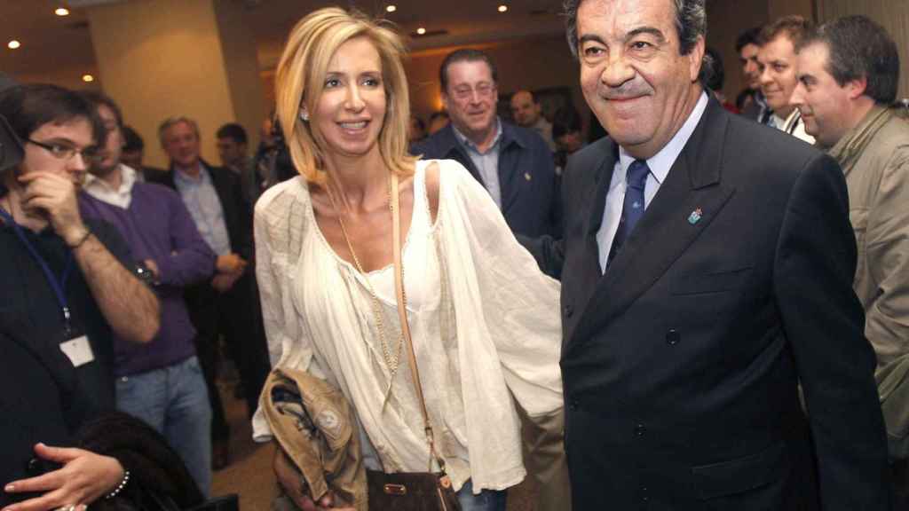 Francisco Álvarez-Cascos, junto a su entonces mujer, María Porto, en 2012 en Oviedo.