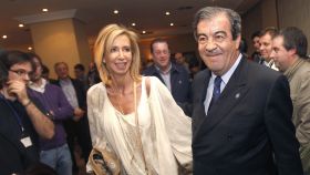 Francisco Álvarez-Cascos, junto a su entonces mujer, María Porto, en 2012 en Oviedo.
