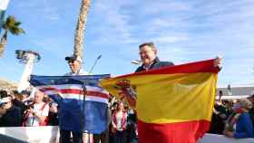 El presidente Ximo Puig, sosteniendo una bandera de España este fin de semana en la salida de la Ocean Race.